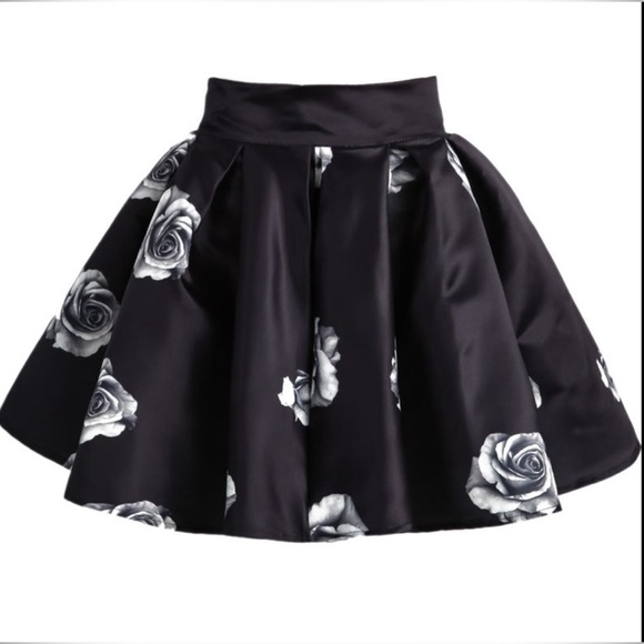 SHEIN Dresses & Skirts - 5/25$ ✨ Black Roses Print flare skirt